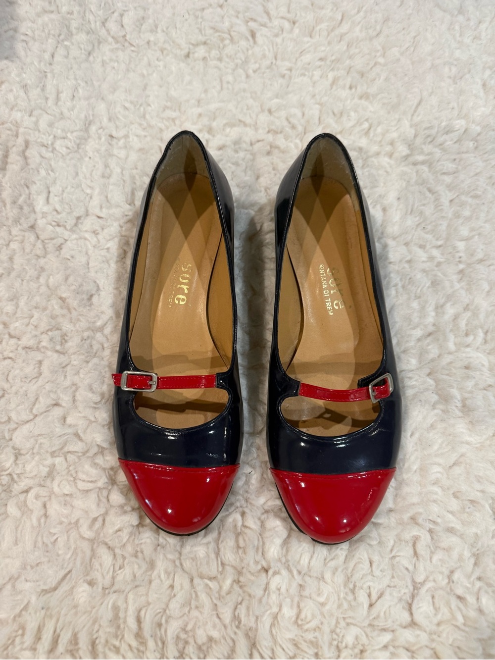 Vero Cuoio Navy and Red Patent Mary Jane Flats